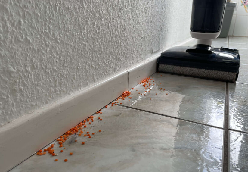 Tineco Prime Day Angebote mit Floor One Stretch S6 beim Wischen unter einem Sofa